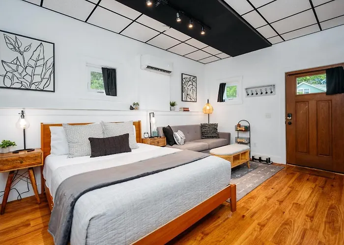 L Studio Traverse Close To Downtown And Beach